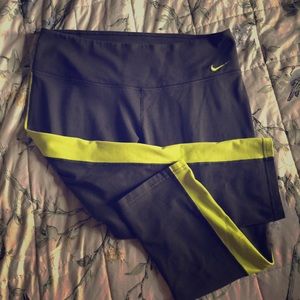 NIKE CAPRI LENGTH WORKOUT LEGGINGS